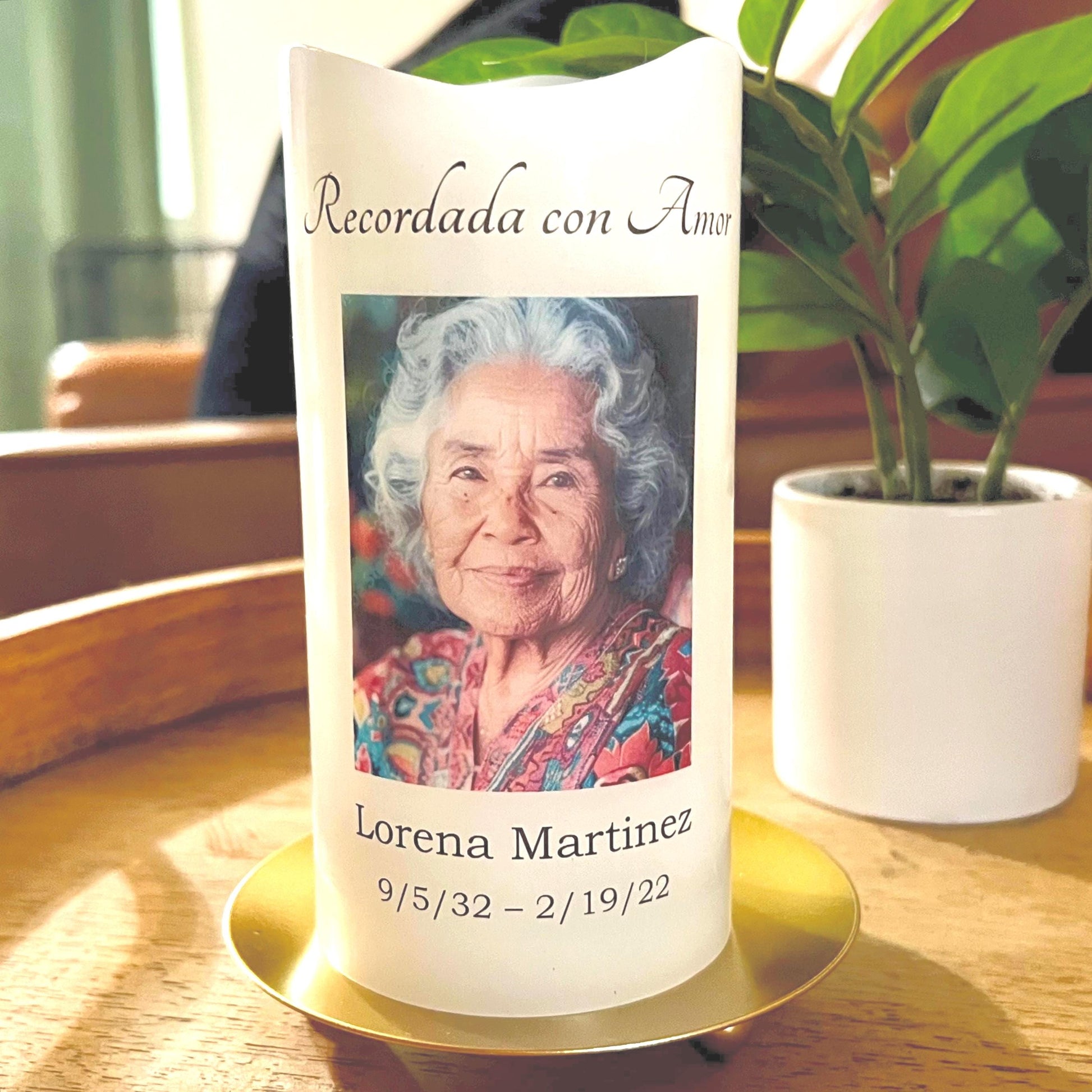 Close up of Spanish memorial candle showing name, photo, and remembrance quote
